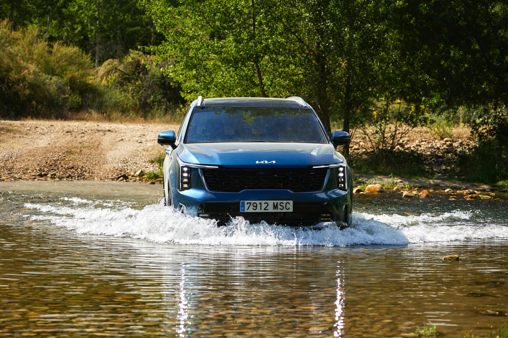 Nuevo Kia Sorento 2024 lidera camino con firmeza y estilo.